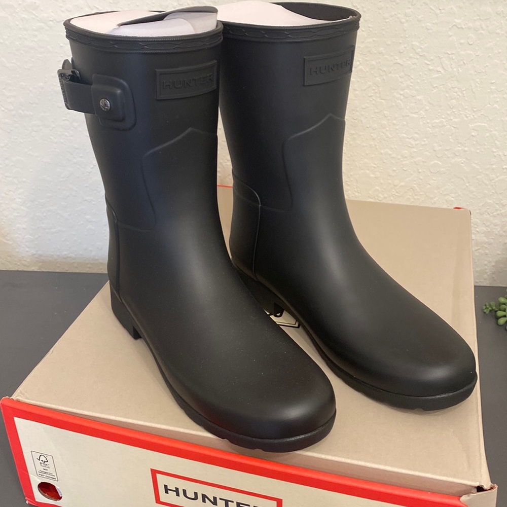 Hunter original refined short rain boots in black. Women’s size 5.